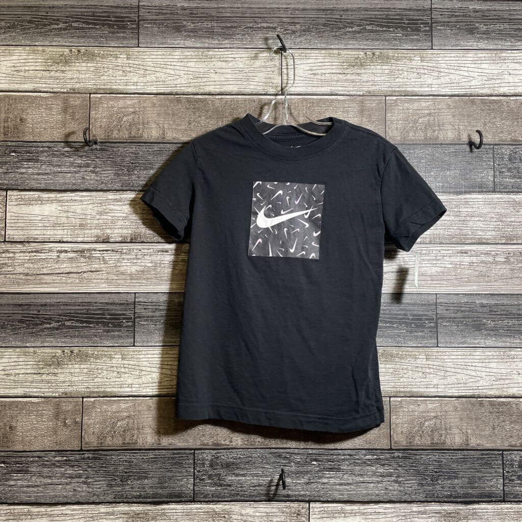 THE NIKE TEE SS GRAPHIC T-SHIRT 6/7