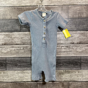 KATE QUINN ORGANIC SS RIBBED HENLEY SHORT ROMPER 6-12 MO