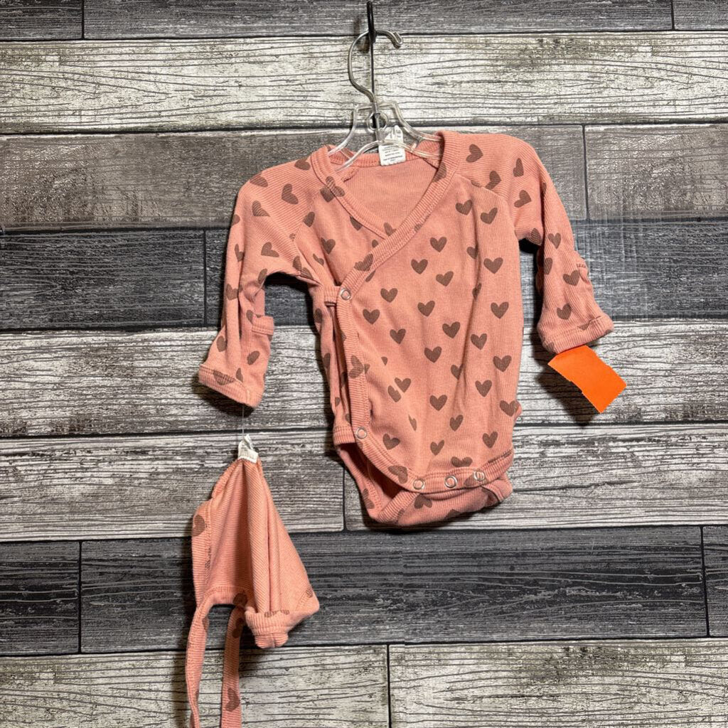 KATE QUINN LS SIDE SNAP BODYSUIT + HAT 0-3 MO