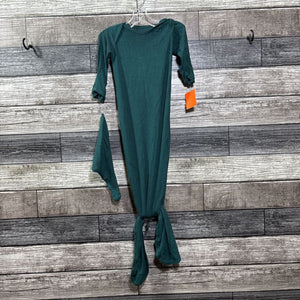 THREE LITTLE TOTS BAMBOO KNOTTED SLEEP GOWN + HAT 0-3 MO