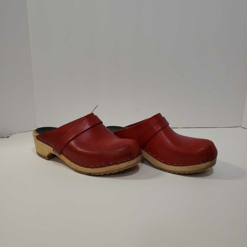 HASBEENS SWEDISH RED CLOGS 4